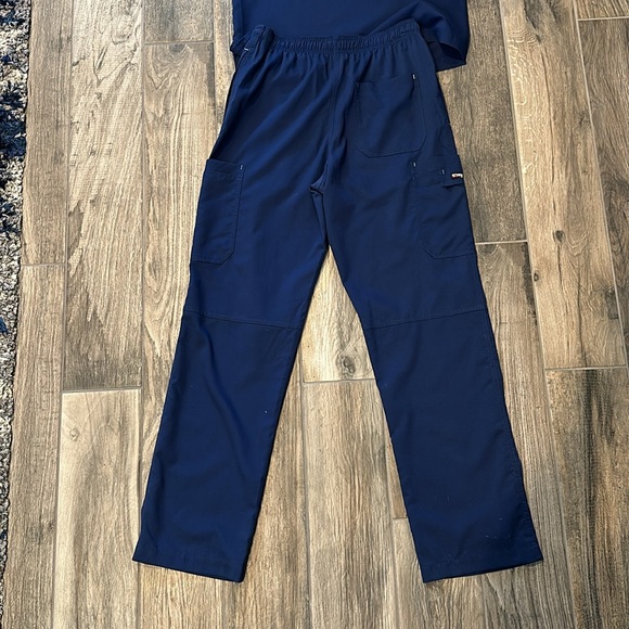 Men’s Greys Anatomy scrub set. Top is size small, bottoms are size medium - Picture 6 of 6